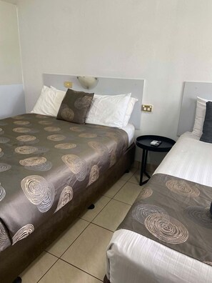 舒適客房, 多張床 | 布置獨特、隔音、免費無線上網、床單