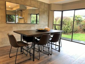 Luxury House, 5 Bedrooms, Golf View | In-room dining - Luxury Golf-Side Lodge K Lodge Rotorua (Rotorua)