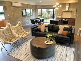 Luxury House, 5 Bedrooms, Golf View | Living room | Flat-screen TV, Netflix