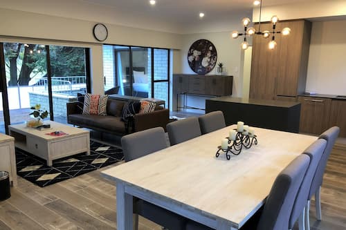 Luxury House, 5 Bedrooms, Golf View | In-room dining