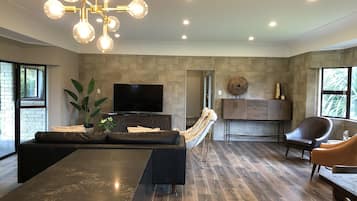 Luxe huis, 5 slaapkamers, uitzicht op golfbaan | Woonruimte | Flatscreentelevisie en Netflix