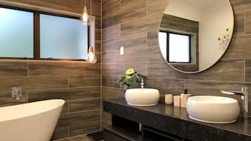 Luxury House, 5 Bedrooms, Golf View | Bathroom | Combined shower/bathtub, deep-soaking bathtub, free toiletries