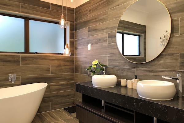 Luxury House, 5 Bedrooms, Golf View | Bathroom | Combined shower/tub, deep soaking tub, free toiletries, hair dryer