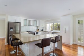 4 Bedroom House with Heated Swimming Pool | Private kitchen | Full-sized fridge, microwave, oven, stovetop - Glen Retreat (Rye)