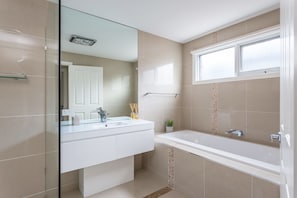 4 Bedroom House with Heated Swimming Pool | Bathroom