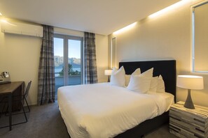 Luxury House, 4 Bedrooms, Lake View | 4 bedrooms, premium bedding, desk, iron/ironing board - Luxury House K Lodge Queenstown (Queenstown)