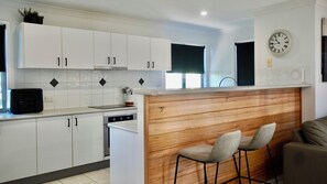 Maison Familiale, 3 chambres, 2 salles de bains, vue piscine | Cuisine privée