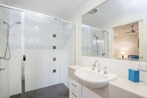 Shower, deep-soaking bathtub, hair dryer, towels - Anaheim Park Oasis (Upper Coomera)