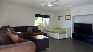 Maison Familiale, 3 chambres, 2 salles de bains, vue piscine | Coin séjour