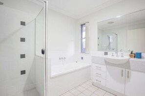 Bathroom shower - Anaheim Park Oasis (Upper Coomera)