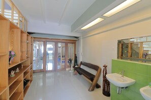 Lobby - Saen Sabai Hostel (Bang Phli)