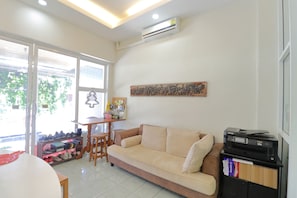 Reception - Saen Sabai Hostel (Bang Phli)