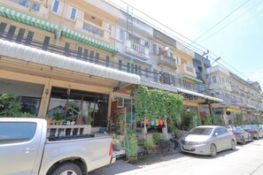 Exterior - Saen Sabai Hostel (Bang Phli)