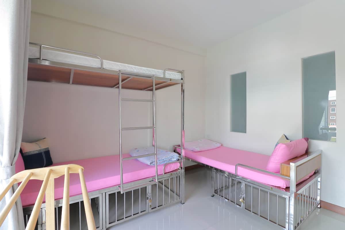 Soundproofing, free WiFi, bed sheets