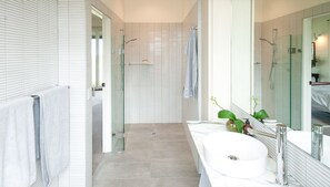 4 Bedroom House set on 157 acre farm plus Dairy | Bathroom | Shower, rainfall showerhead, free toiletries, hair dryer - Red Hill Ridge plus Dairy (Dromana)