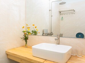 Ducha, artículos de higiene personal gratuitos y secador de pelo