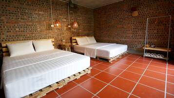 Private Quadruple Room, Garden View | Living area