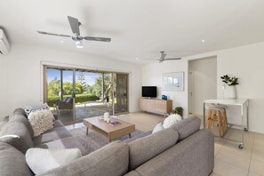 4 Bedroom House with Bay Views | Living area