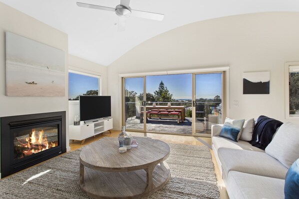 4 Bedroom House with Bay Views | Living room