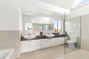 4 Bedroom House with Bay Views | Bathroom | Separate bathtub and shower, deep-soaking bathtub, rainfall showerhead - Seahaven at Seaview (Blairgowrie)