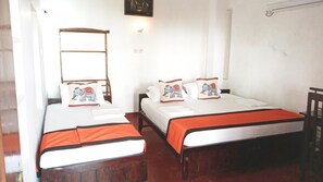 Deluxe Triple Room, Multiple Beds, Sea View | 1 bedroom, in-room safe, desk, free WiFi - Hotel New Seaside Inn (Hikkaduwa)