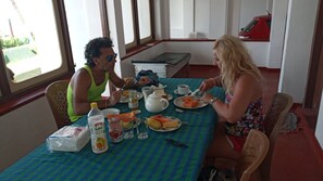Free daily English breakfast
