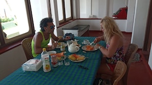 Free daily English breakfast