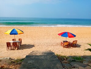 Private beach, white sand, beach umbrellas - Hotel New Seaside Inn (Hikkaduwa)