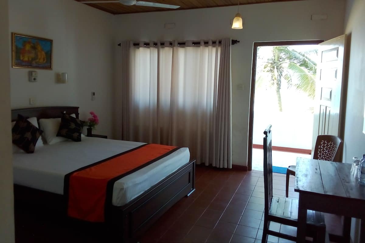 1 habitación, caja de seguridad en la habitación y escritorio