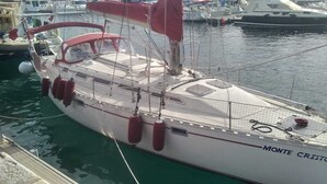 Una barca a vela di nome 'Monte Cristo' ormeggiata in una marina.