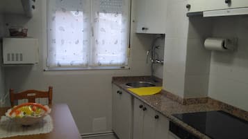 Jääkaappi, mikroaaltouuni, liesi, kahvin-/teenkeitin