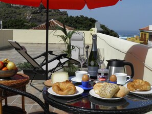Outdoor dining - House of Isora relaxation and discovering Garachico (Garachico)