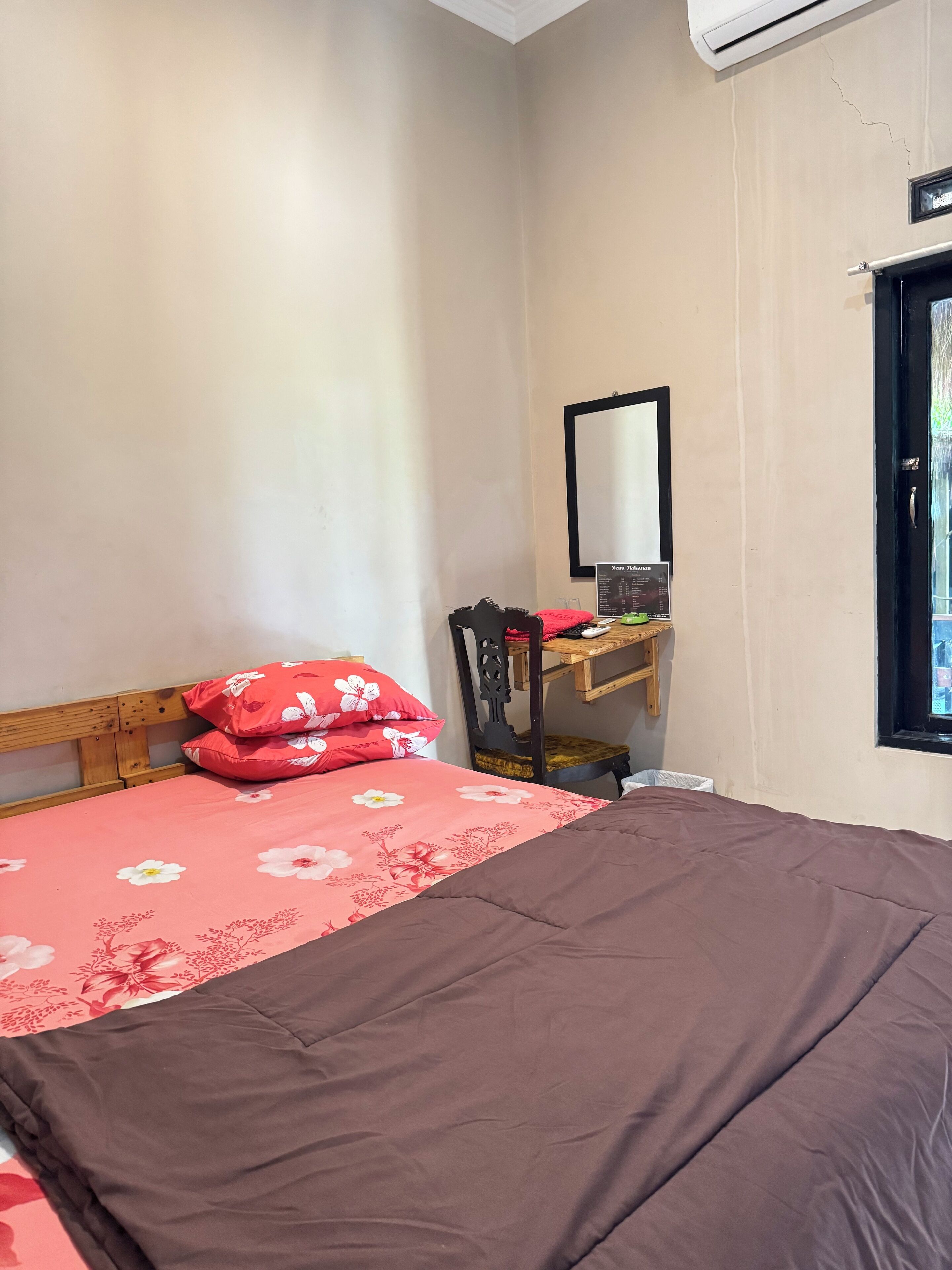 Desk, wheelchair access