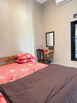 Desk, wheelchair access - Hotel Nuansa Asri (Kudus)