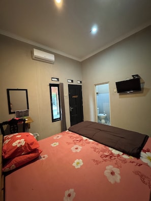 Desk, wheelchair access - Hotel Nuansa Asri (Kudus)