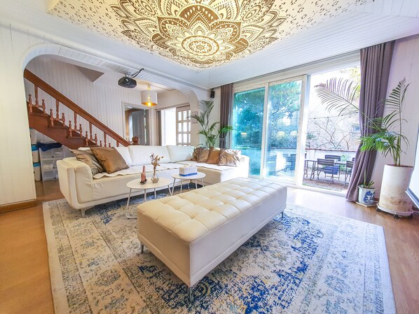 Casa familiar | Área de sala de estar | Televisión de pantalla plana y consola de videojuegos 