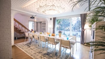 Family House | Living room | Flat-screen TV, video-game console