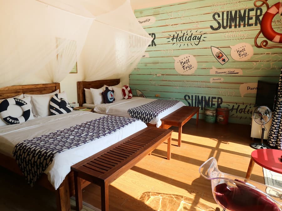 Habitación familiar, varias camas, para no fumadores, vista al jardín | Escritorio, cortinas blackout, wifi gratis y ropa de cama