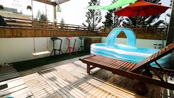 Deluxe-Zimmer, 2 Schlafzimmer, Nichtraucher, Blick auf den Innenhof | Eigener Pool
