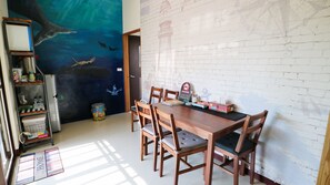 Desk, blackout curtains, free WiFi, bed sheets - Sabai B&B (Huxi)