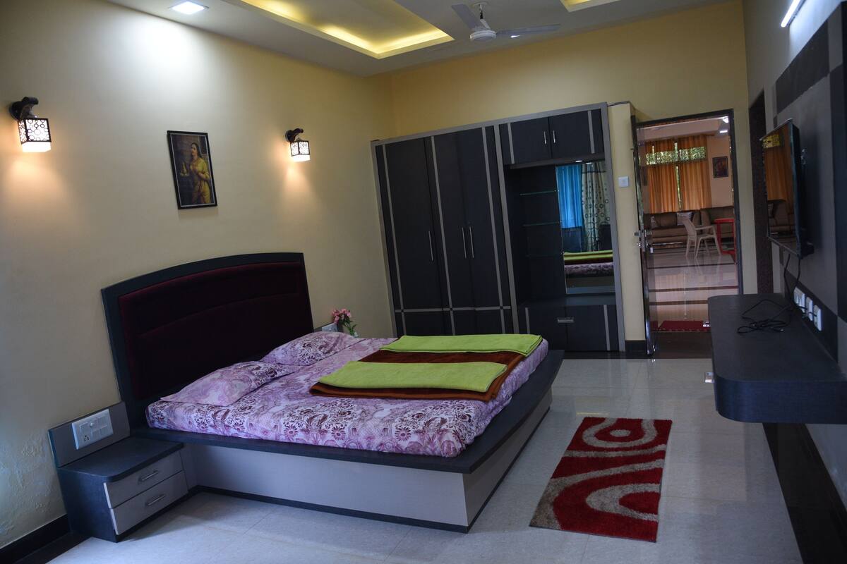 Deluxe Single Room, 1 Queen Bed, Non Smoking | Rollaway beds (surcharge)