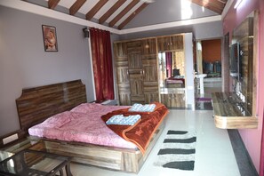 Deluxe Single Room, 1 Queen Bed, Non Smoking | Rollaway beds