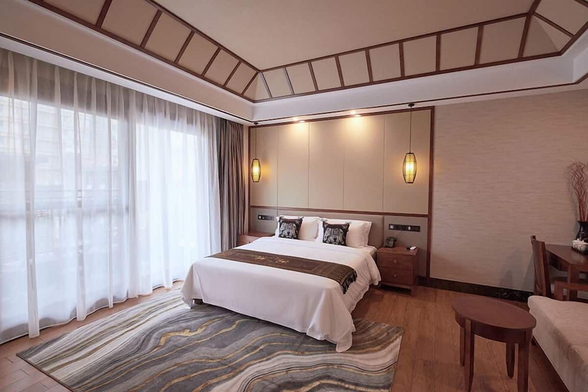 executive double room | hypo-allergenic bedding, down duvets, memory-foam beds, free minibar