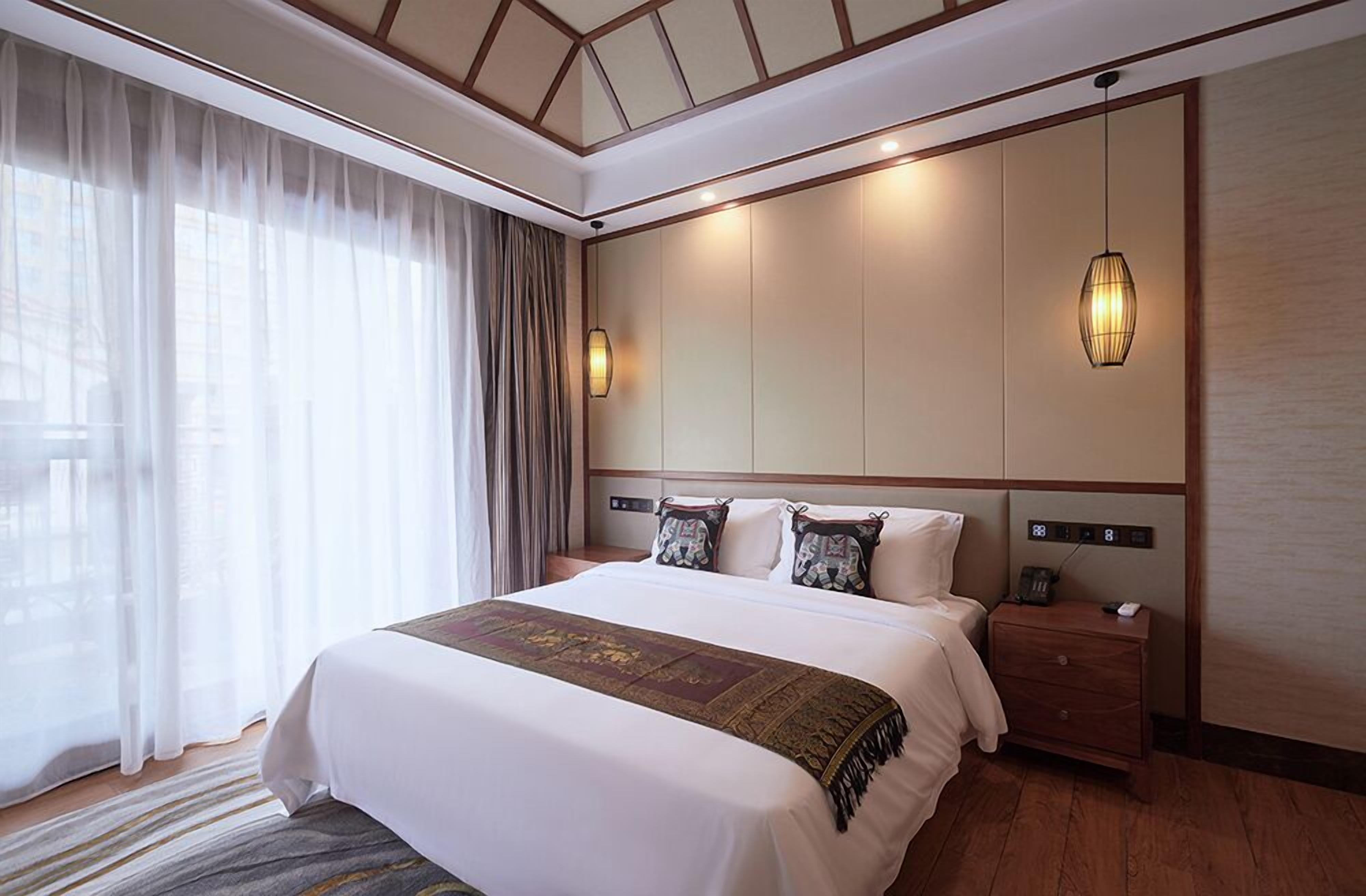 executive double room | hypo-allergenic bedding, down duvets, memory-foam beds, free minibar