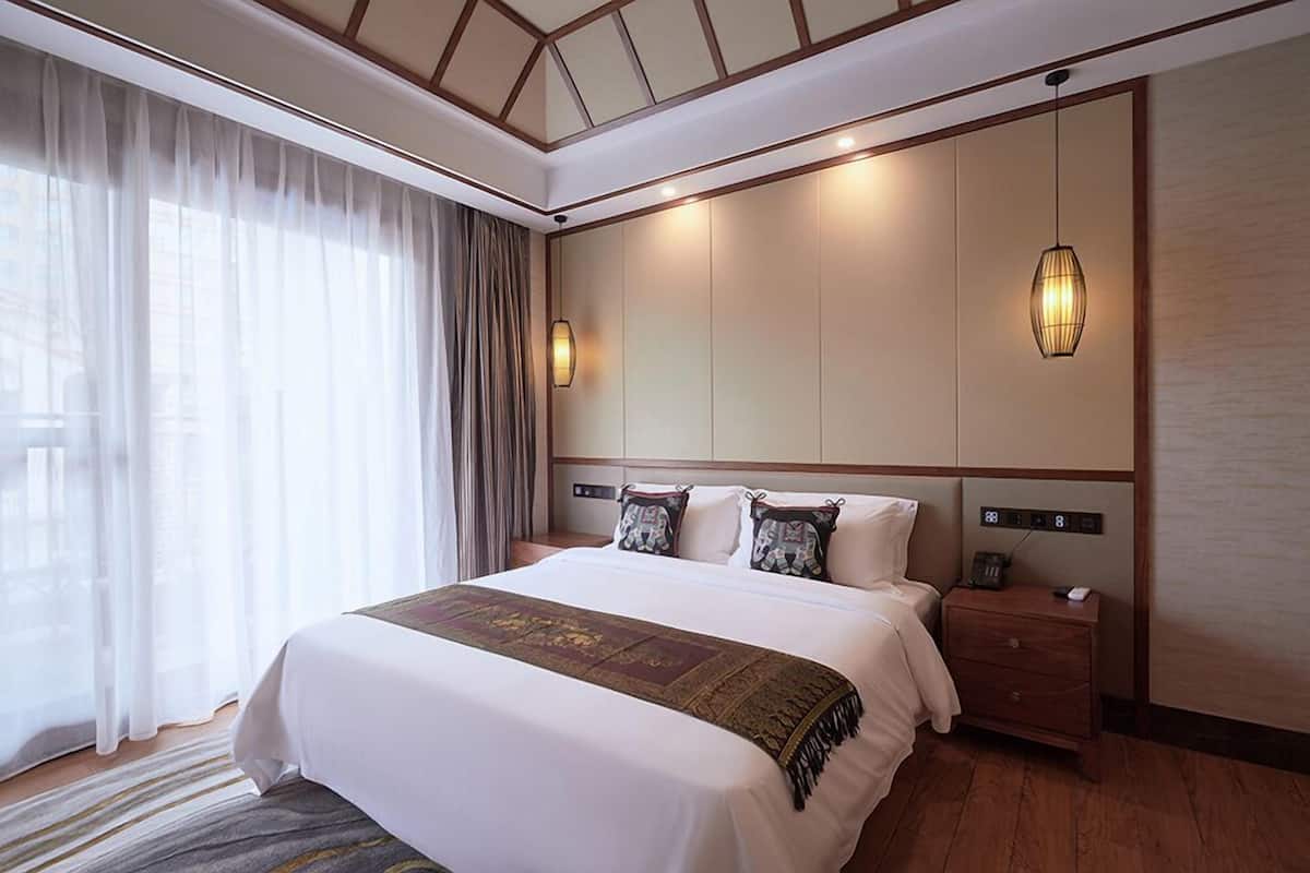 executive double room | hypo-allergenic bedding, down duvets, memory-foam beds, free minibar