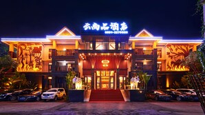 Bagian depan properti - sore/malam