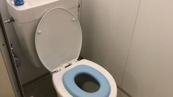Apartamento superior | Baño | Ducha y bañera combinadas y artículos de higiene personal gratuitos