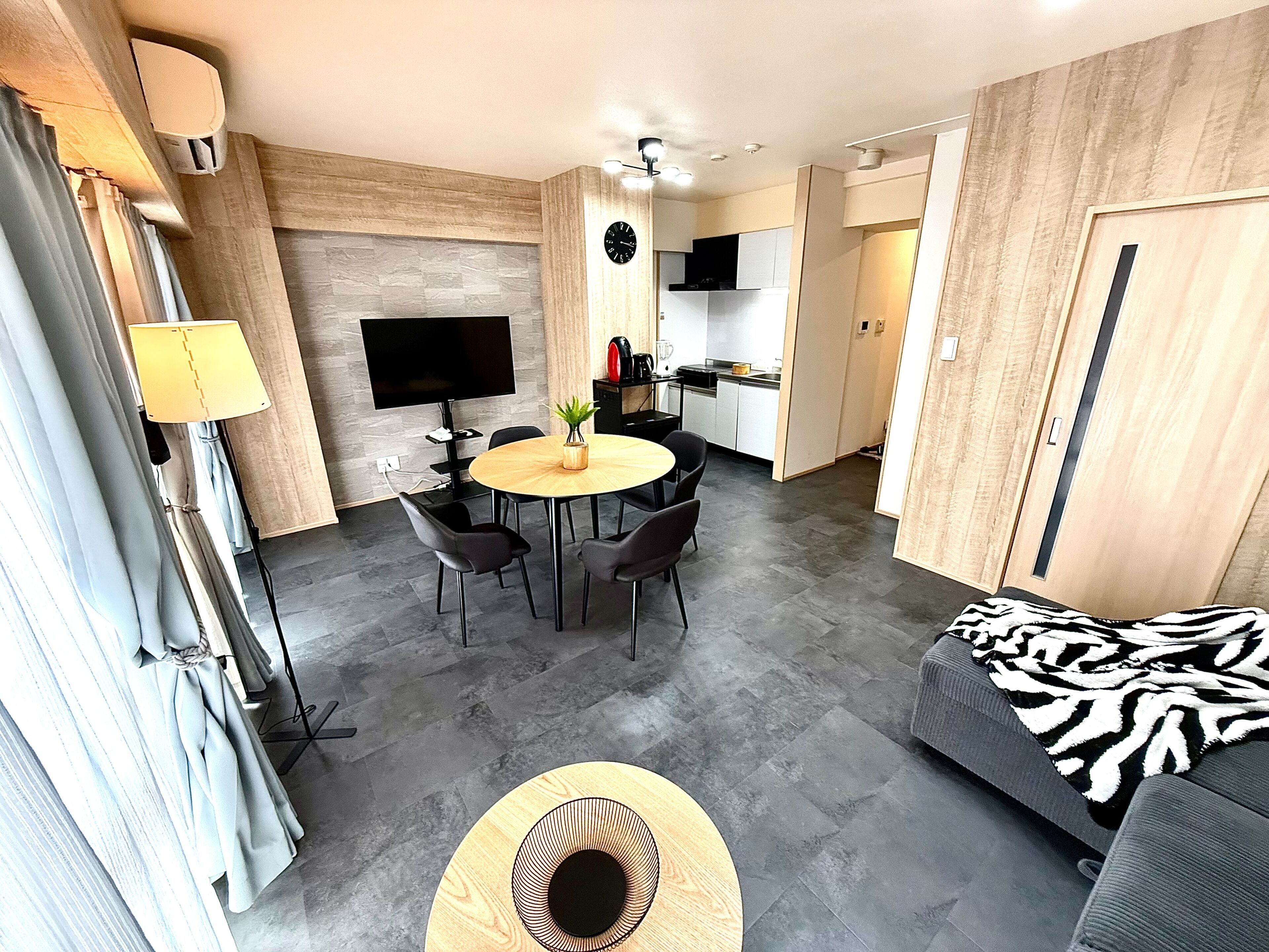 Superior Apartment | Ruang tamu | 50 inci televisyen skrin rata dengan digital, TV, komputer tablet
