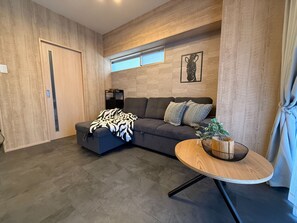 Apartamento superior | Zona de estar | Televisión de pantalla plana de 50 pulgadas con canales digitales
