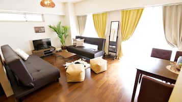 Apartemen Superior | Area keluarga | Televisi layar datar 50-inci dengan saluran TV digital, TV, dan tablet